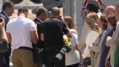 CHP Grup Başkanı Özgür Özel, geldiği Diyarbakır’da havalimanında davul zurna