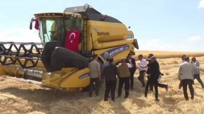 CHP Grup Başkanı Özgür Özel, Diyarbakır’daki programı kapsamında gittiği köyde