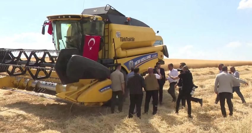 CHP Grup Başkanı Özgür Özel, Diyarbakır’daki programı kapsamında gittiği köyde