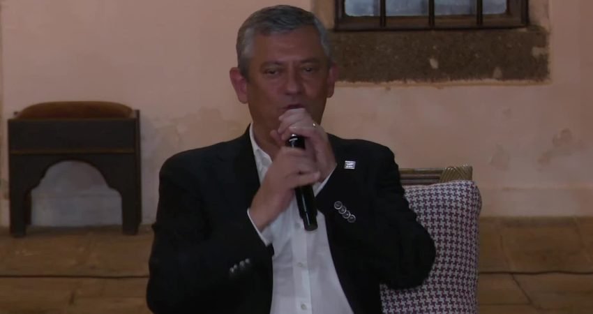 CHP Grup Başkanı Özgür Özel, Diyarbakır’da gençlerle buluştu. Gençlerin sorularını
