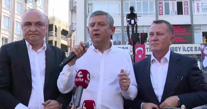 CHP Grup Başkanı Özgür Özel, Gaziantep’te Elmacı Pazarı’nda yaptığı esnaf