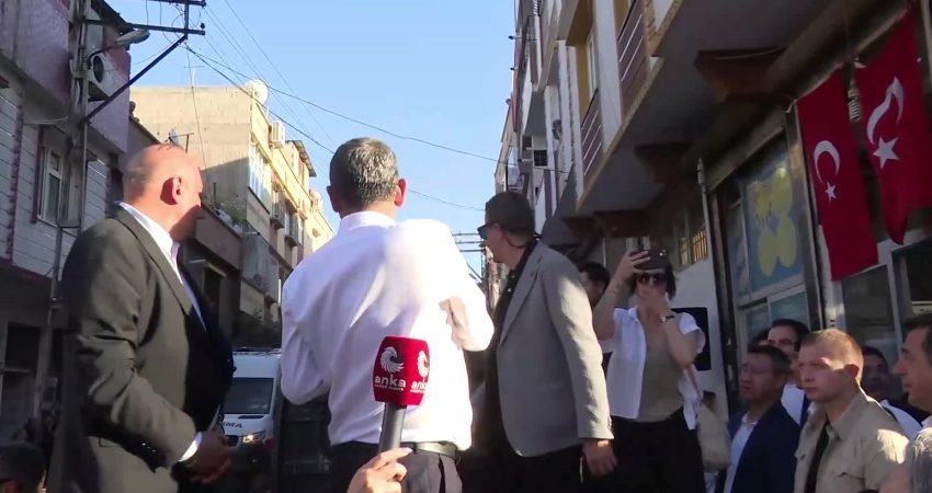 CHP Grup Başkanı Özgür Özel, Gaziantep Eyüpsultan Mahallesi’ni ziyaret ederek