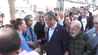 CHP Grup Başkanı Özgür Özel, İzmir’de Bornova Anadolu Lisesinden arkadaşı