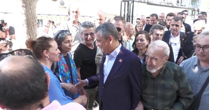 CHP Grup Başkanı Özgür Özel, İzmir’de Bornova Anadolu Lisesinden arkadaşı