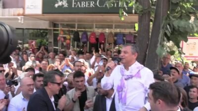İzmir'in Kiraz ilçesinde bir bankın üzerinde vatandaşlara hitap eden CHP