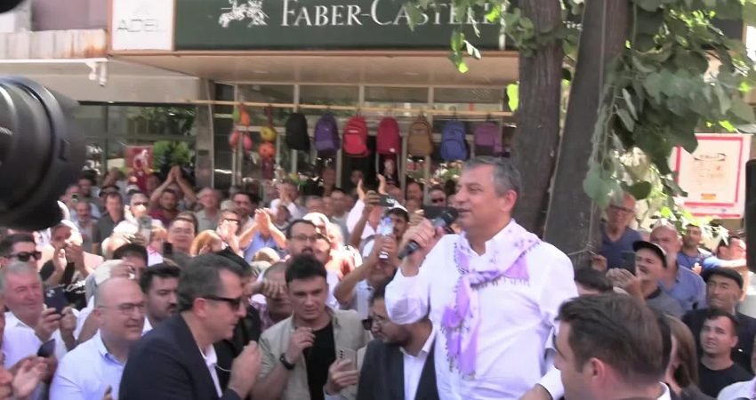 İzmir'in Kiraz ilçesinde bir bankın üzerinde vatandaşlara hitap eden CHP