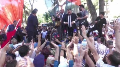 CHP Grup Başkanı Özgür Özel, İzmir’in Ödemiş ilçesini traktör römorku üzerinden