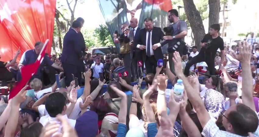 CHP Grup Başkanı Özgür Özel, İzmir’in Ödemiş ilçesini traktör römorku üzerinden