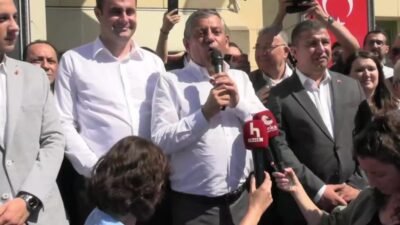 CHP Grup Başkanı Özgür Özel, Tire Belediyesi önünde yaptığı açıklamada,