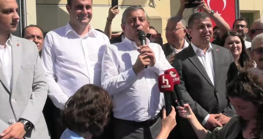 CHP Grup Başkanı Özgür Özel, Tire Belediyesi önünde yaptığı açıklamada,
