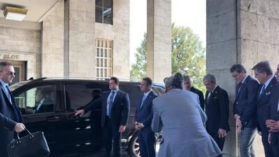CHP Grup Başkanı Özgür Özel, partisinin grup toplantısı öncesi Meclis’e