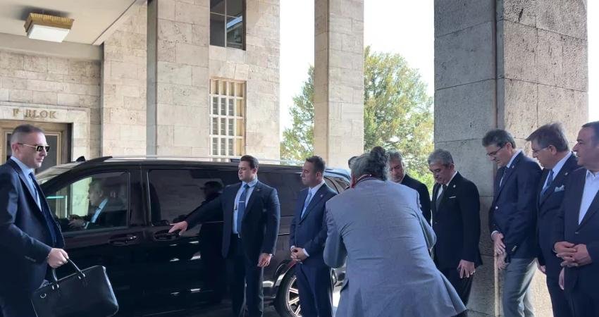 CHP Grup Başkanı Özgür Özel, partisinin grup toplantısı öncesi Meclis’e