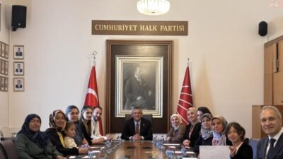 CHP Grup Başkanı Özgür Özel, TBMM’de mülakat mağduru öğretmenler ve