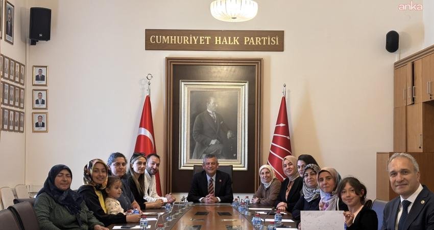 CHP Grup Başkanı Özgür Özel, TBMM’de mülakat mağduru öğretmenler ve