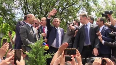 CHP Grup Başkanı Özgür Özel, TBMM Dikmen Kapısı önünde bekleyen