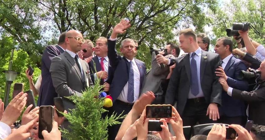 Özgür Özel, TBMM önündeki partililere seslendi: AK Parti’nin yargı kollarının girişimiyle yapılmak istenen darbeyi püskürttünüz CHP Grup Başkanı Özgür Özel, TBMM Dikmen Kapısı önünde bekleyen