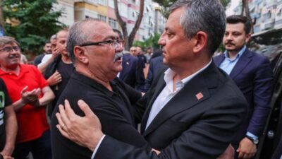 CHP Grup Başkanı Özgür Özel, annesi Huriye Bülbül'ü kaybeden CHP