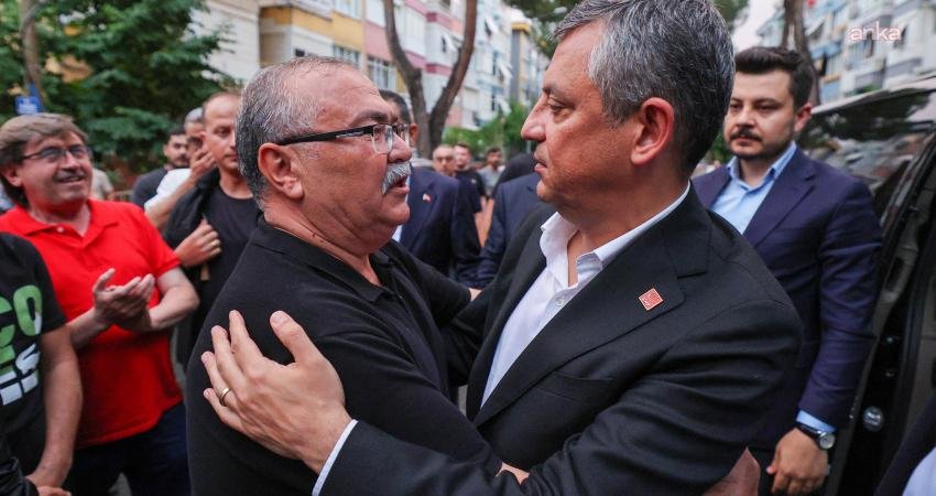 CHP Grup Başkanı Özgür Özel, annesi Huriye Bülbül'ü kaybeden CHP