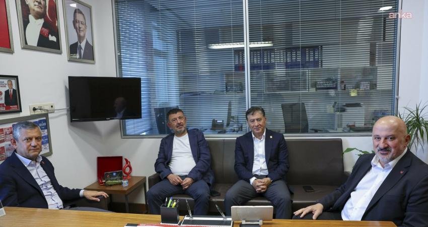 CHP Grup Başkanı Özgür Özel, CHP Artvin Milletvekili Uğur Bayraktutan’a