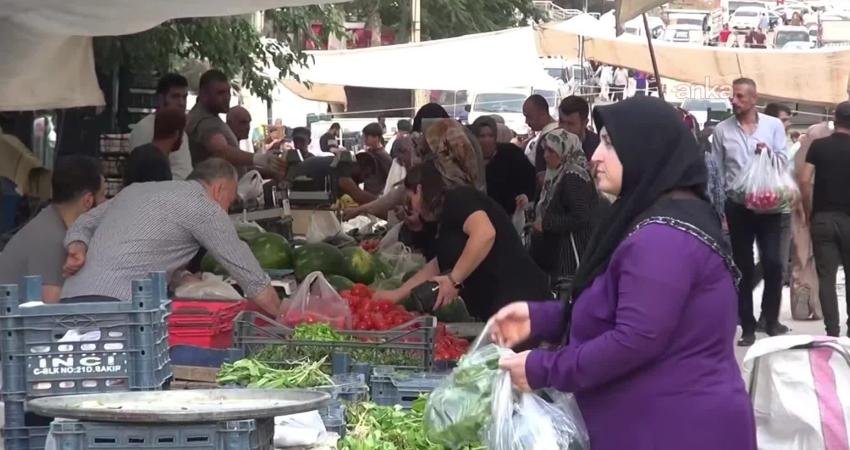 Mardin’de semt pazarında esnaf ve vatandaşlar artan enflasyon ve düşen