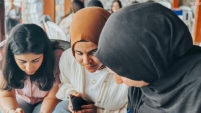 Okuma-yazma güçlüğü yaşayan çocuklara umut olan Renkli Harfler Projesi büyüyor.