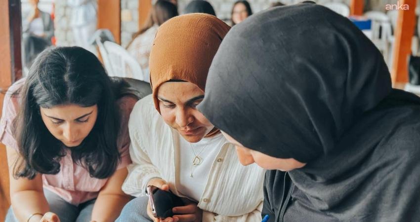 Okuma-yazma güçlüğü yaşayan çocuklara umut olan Renkli Harfler Projesi büyüyor.