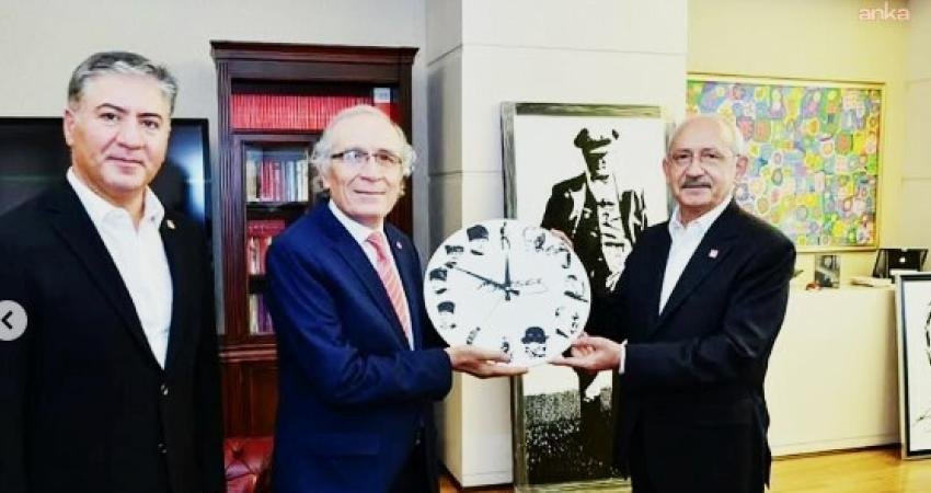 Ressam Hamza Saykan, 2021 tarihinde CHP Genel Merkezi'ne iki yağlı