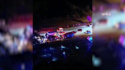 Rize’nin Çayeli ilçesinde Karadeniz Sahil Yolu’nda iki otomobil ve bir