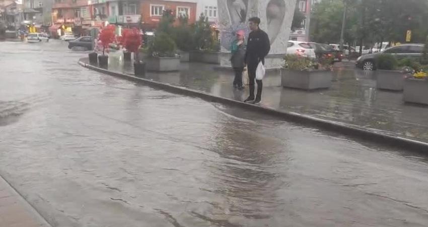 Isparta’da etkili olan sağanak yağış günlük yaşamı olumsuz etkiledi. Birçok