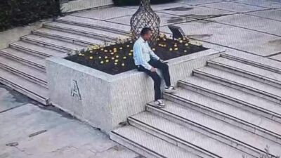 Manisa'da Salihli Belediyesi güvenlik personeli ile kapı önünde duran bir