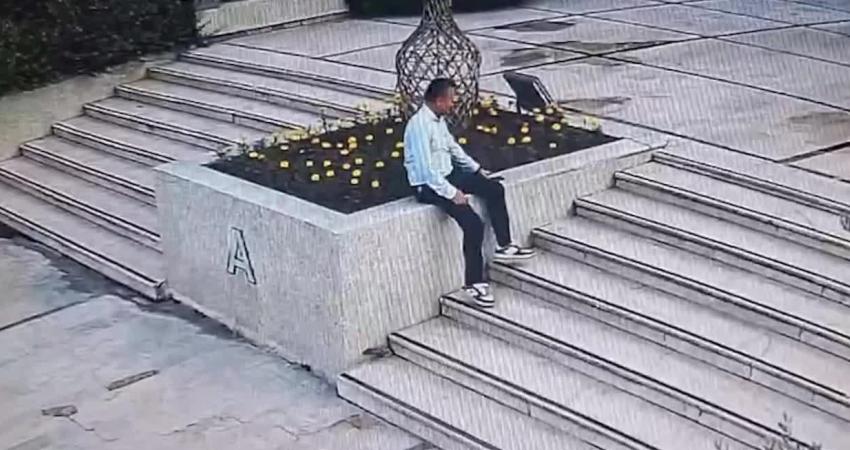 Manisa'da Salihli Belediyesi güvenlik personeli ile kapı önünde duran bir