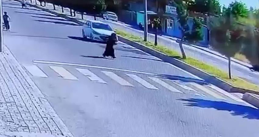 Şanlıurfa’nın Ceylanpınar ilçesinde yolun karşısına geçmeye çalışan kadına otomobil çarptı.