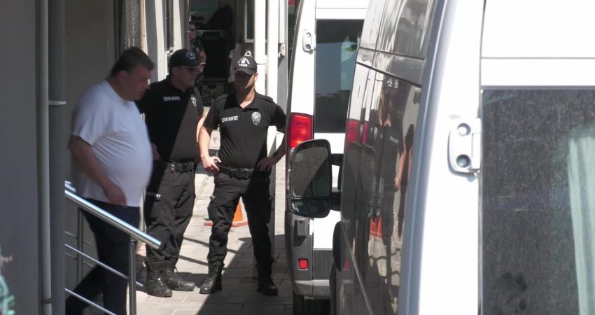Seferihisar Cumhuriyet Başsavcılığı'nca yürütülen soruşturma kapsamında bu sabah gözaltına alınan