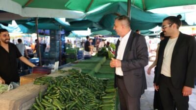 Şehzadeler Belediye Başkanı Hakan Şimşek, tarihi Bedesten Meydanı’nda kurulan Salı