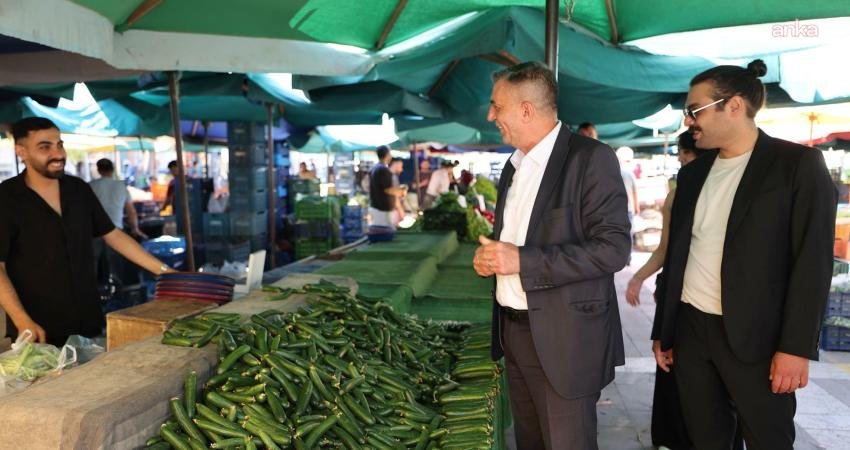Şehzadeler Belediye Başkanı Hakan Şimşek, tarihi Bedesten Meydanı’nda kurulan Salı