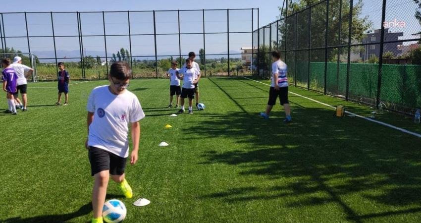 Şehzadeler Belediyesi tarafından düzenlenen yaz spor okulları için kayıtlar başlıyor Şehzadeler Belediyesi tarafından düzenlenen Yaz Spor Okulları kapsamında açılacak Futbol