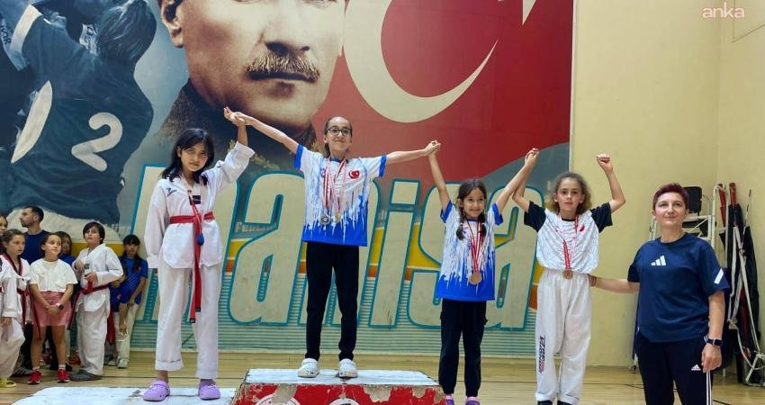 Şehzadeler Belediyespor Kulübü altyapısından yetişen sporcular, katıldıkları Okullar Arası Taekwondo