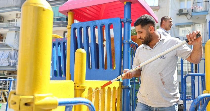 Şehzadeler Belediyesi, ilçe genelindeki çocuk oyun alanları ve parklarda başlattığı