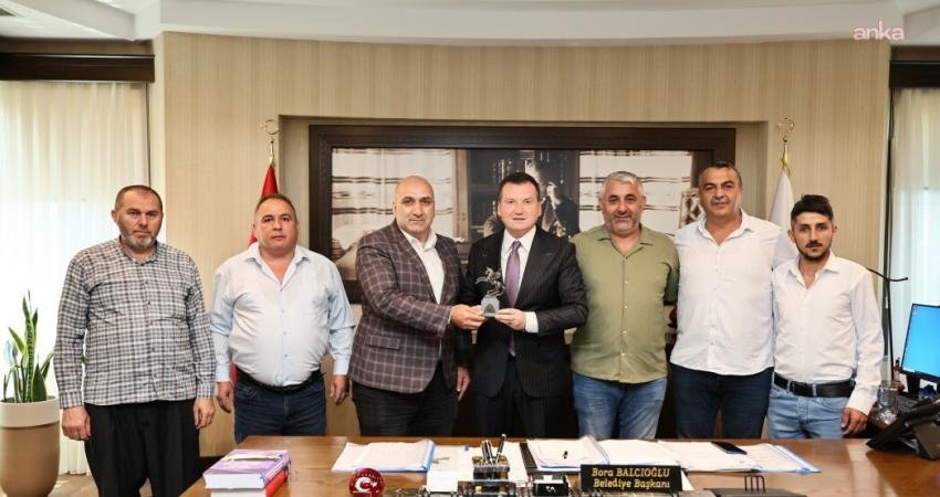 Silivri Belediye Başkanı Bora Balcıoğlu, Silivri Samsunlular Derneği Başkanı Bilhan Ahçıoğlu ile