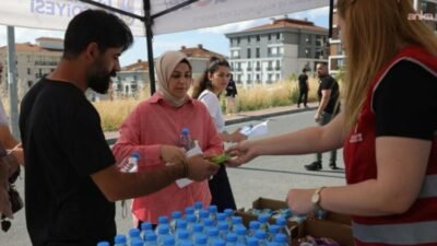 Silivri Belediyesi, YKS süresince sınav merkezleri önünde kurduğu mobil ikram