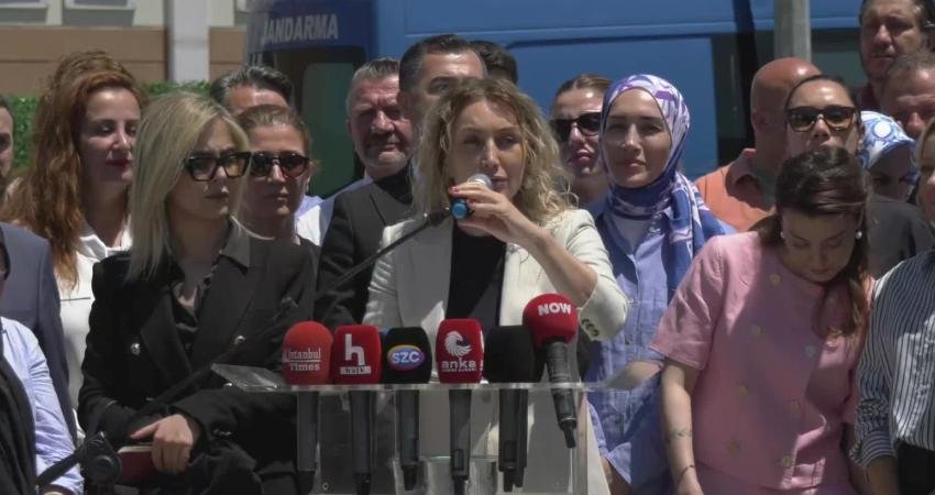 Silivri’den seslenen Dilek Kaya İmamoğlu: Çıplak arama işkencedir 19 Mart operasyonu mağdurlarının Silivri'deki açıklamasında konuşan Dilek Kaya İmamoğlu,