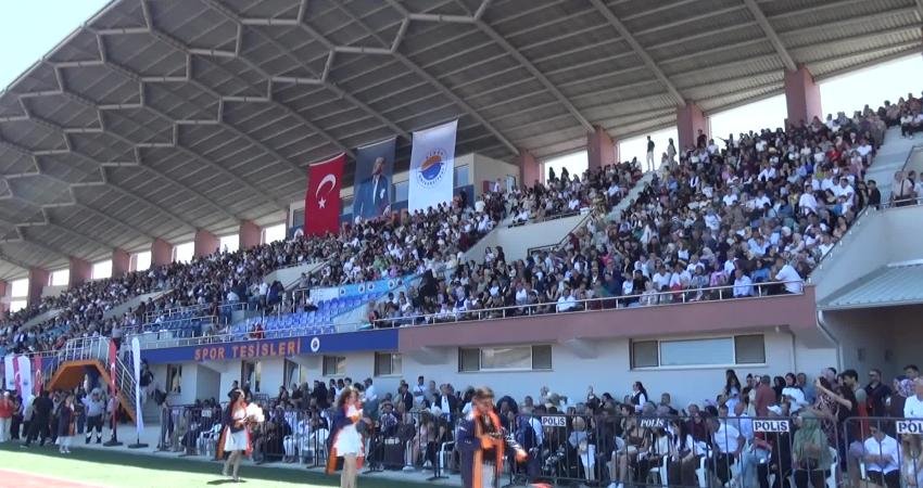 Sinop Üniversitesi’nde öğrencilerin mezuniyet coşkusu: 3 bin öğrenci kep attı Sinop Üniversitesi'nde 2025-2026 Akademik Yılı mezuniyet töreninde mezun olan 3