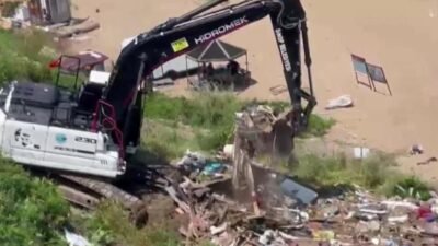 Sinop Belediyesi, Kumkapı Sahili'nde uzun süredir tartışma konusu olan kaçak