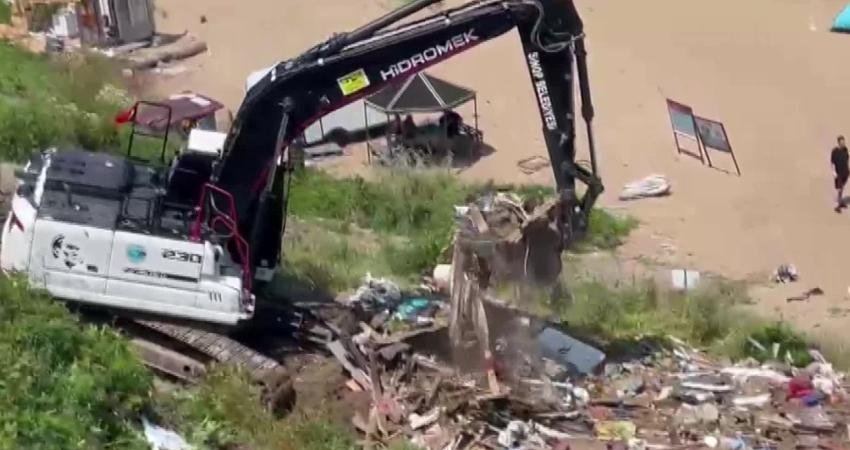 Sinop Belediyesi, Kumkapı Sahili'nde uzun süredir tartışma konusu olan kaçak