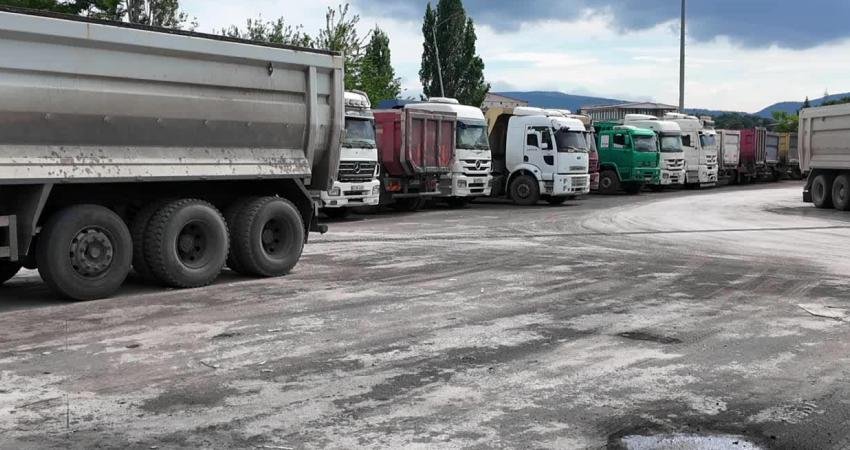 Soma Termik Santrali'nde üretimin durması ilçede ekonomik kaygıları gündeme taşıdı.