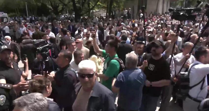TBMM Dikmen Kapısı’nda bekleyen CHP’liler arasında arbede yaşandı BMM Başkanı Numan Kurtulmuş tarafından CHP Genel Başkanlığı ve CHP