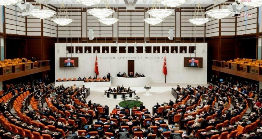 TBMM Genel Kurulu… AK Partili Gül’den “çıplak arama” açıklaması: Bu konunun sonuna kadar takipçisi olacağız TBMM Genel Kurulu’nda muhalefet partilerinin grup başkanvekilleri, İBB davasında yargılanan