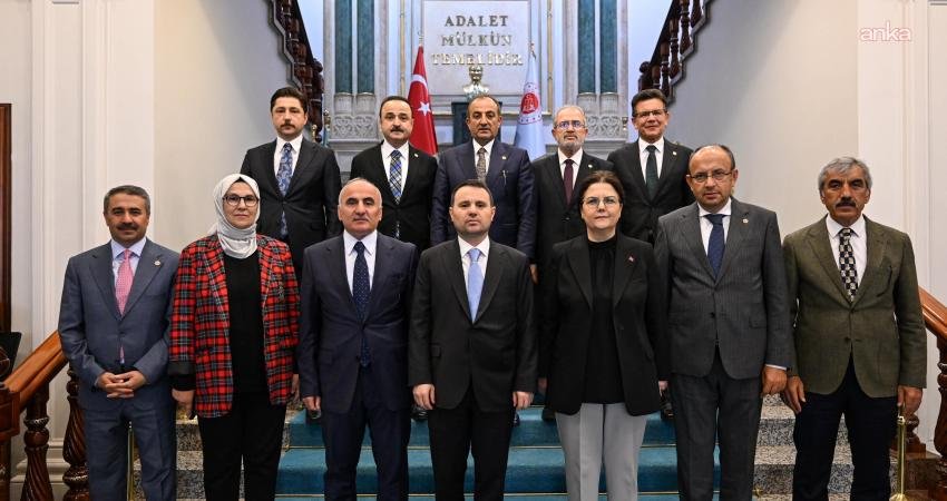 TBMM İnsan Haklarını İnceleme Komisyonu Başkanı Derya Yanık, komisyon üyeleriyle