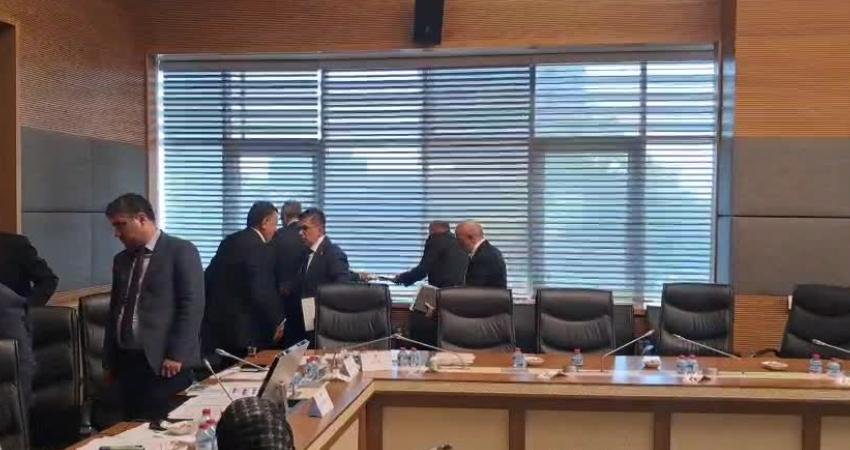  TBMM Okullarda Şiddeti Araştırma Komisyonu'nda, muhalefet milletvekilleri, toplantının başladığı dakikalarda