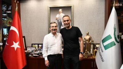 Tepebaşı Belediye Başkanı Ahmet Ataç, gazeteci Murat Ağırel’i makamında ağırladı.